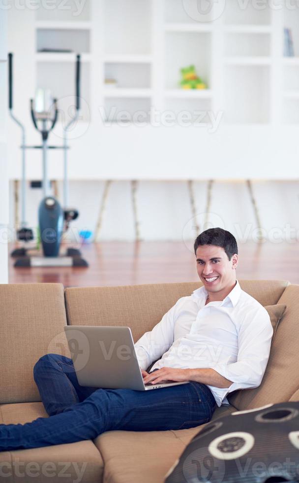 trabajando en una computadora portátil desde casa foto