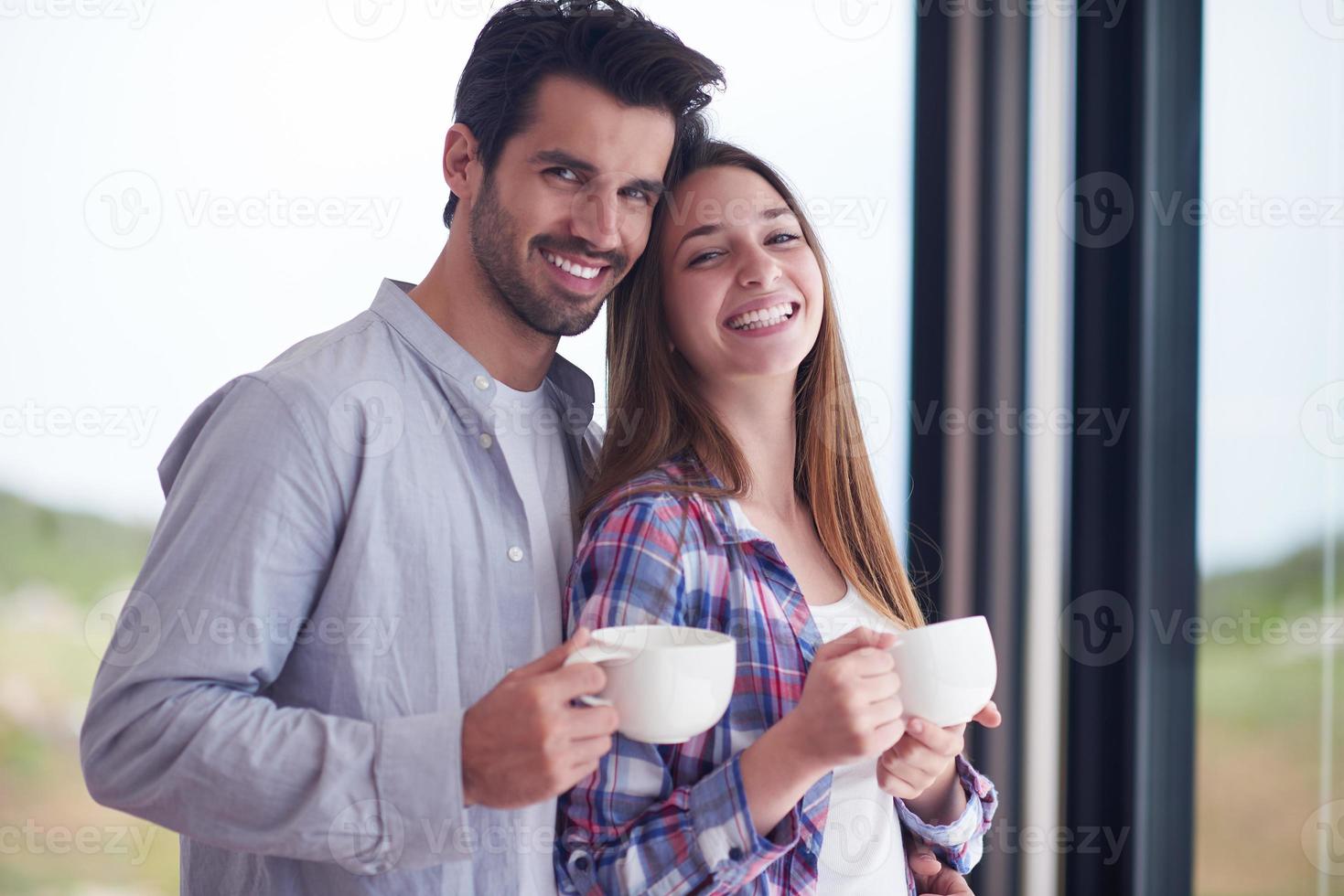 relaxet pareja joven beber café de la primera mañana foto