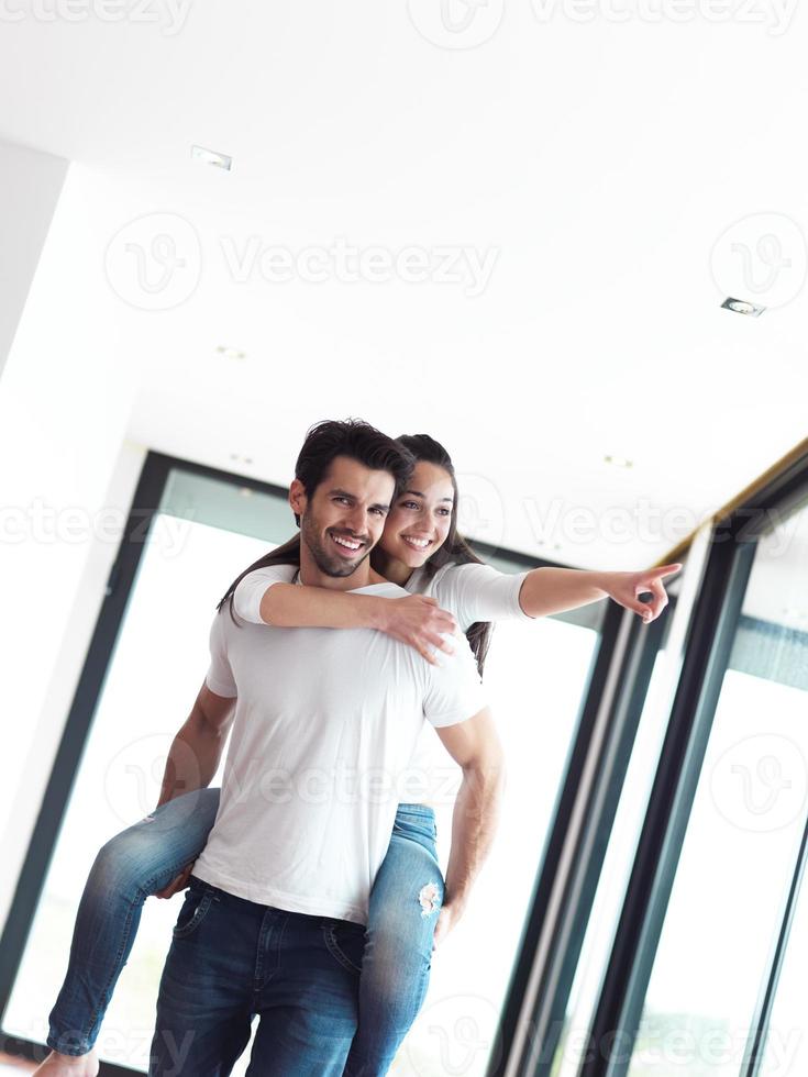 feliz joven pareja romántica diviértete y relájate en casa en el interior foto