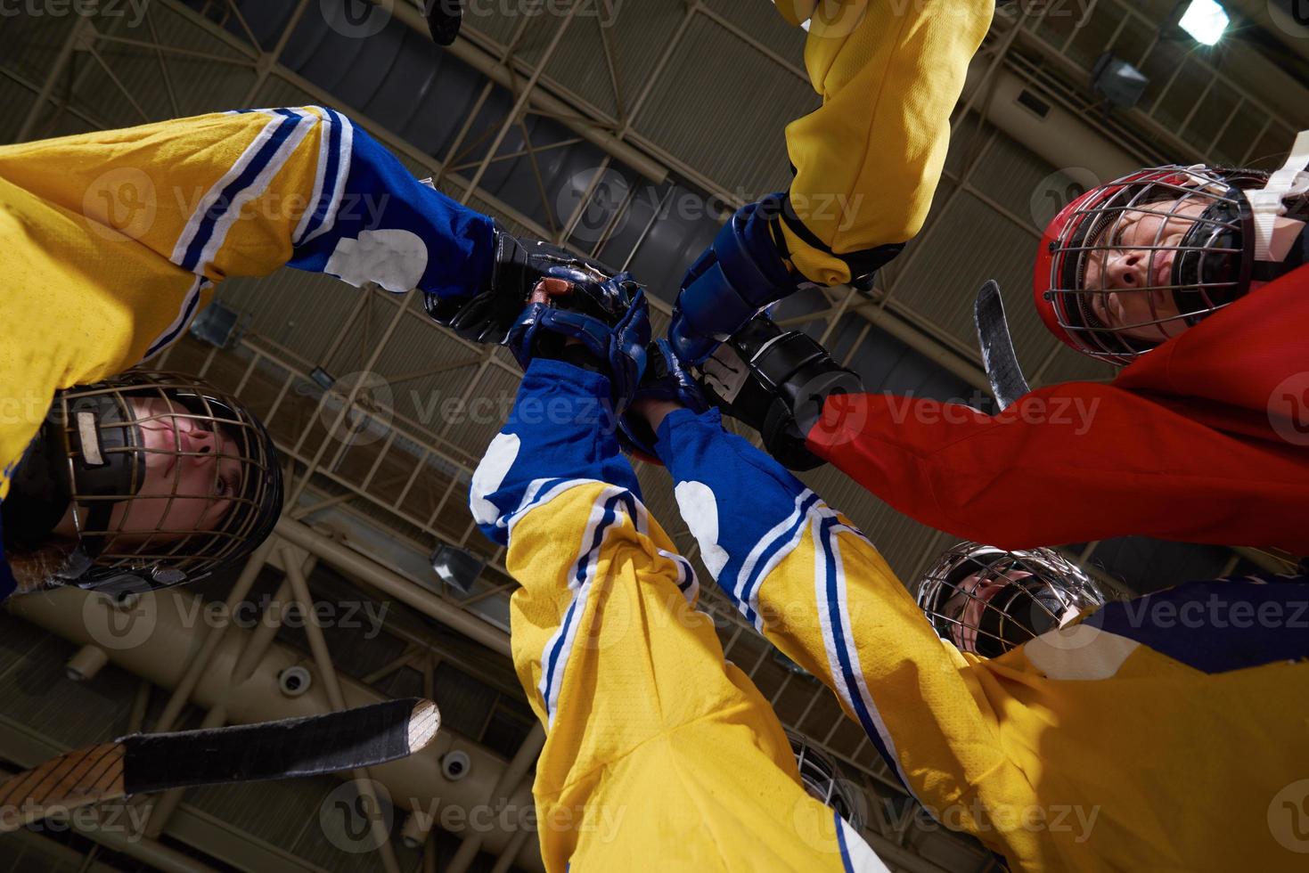 jugadores de deporte de hockey sobre hielo de chicas adolescentes foto