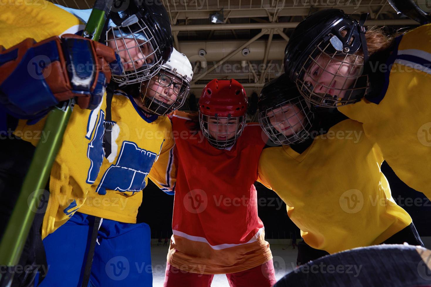 jugadores de deporte de hockey sobre hielo de chicas adolescentes foto