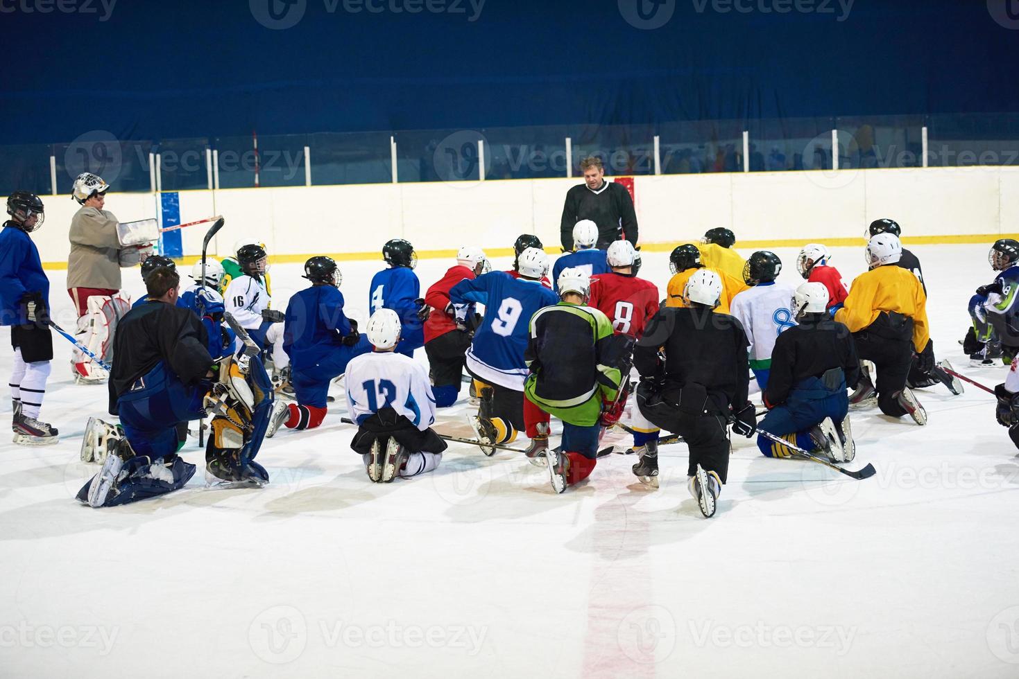 reunión del equipo de jugadores de hockey sobre hielo con el entrenador foto