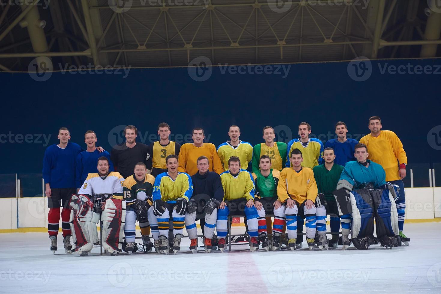 retrato del equipo de jugadores de hockey sobre hielo foto