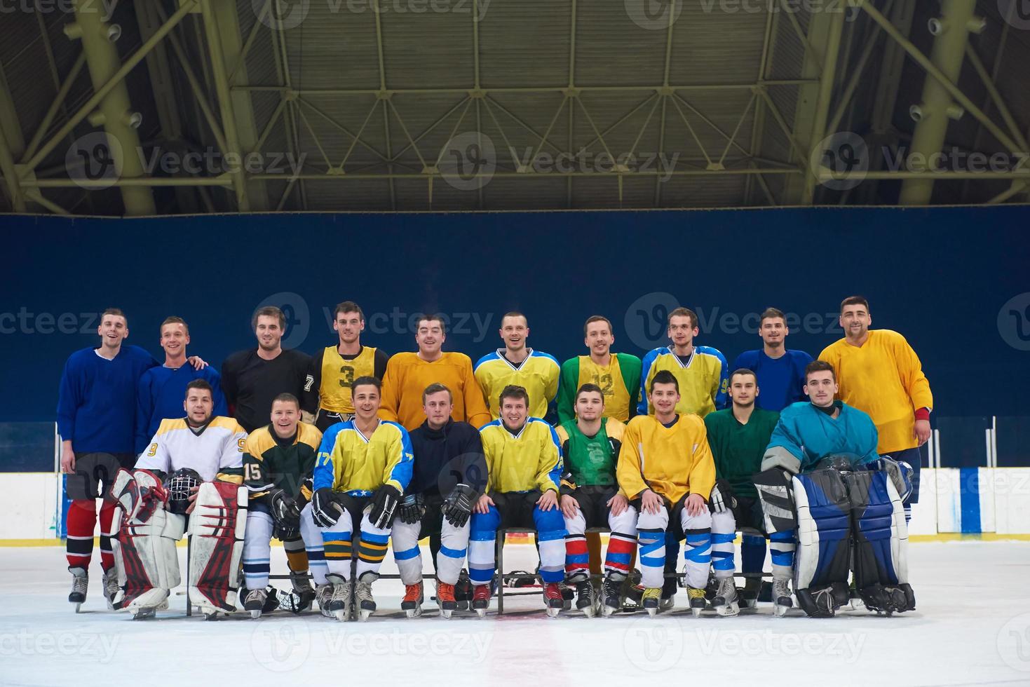 retrato del equipo de jugadores de hockey sobre hielo foto