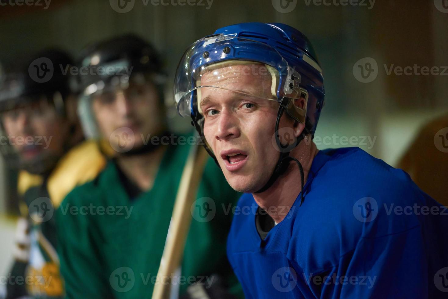 jugadores de hockey sobre hielo en el banco foto