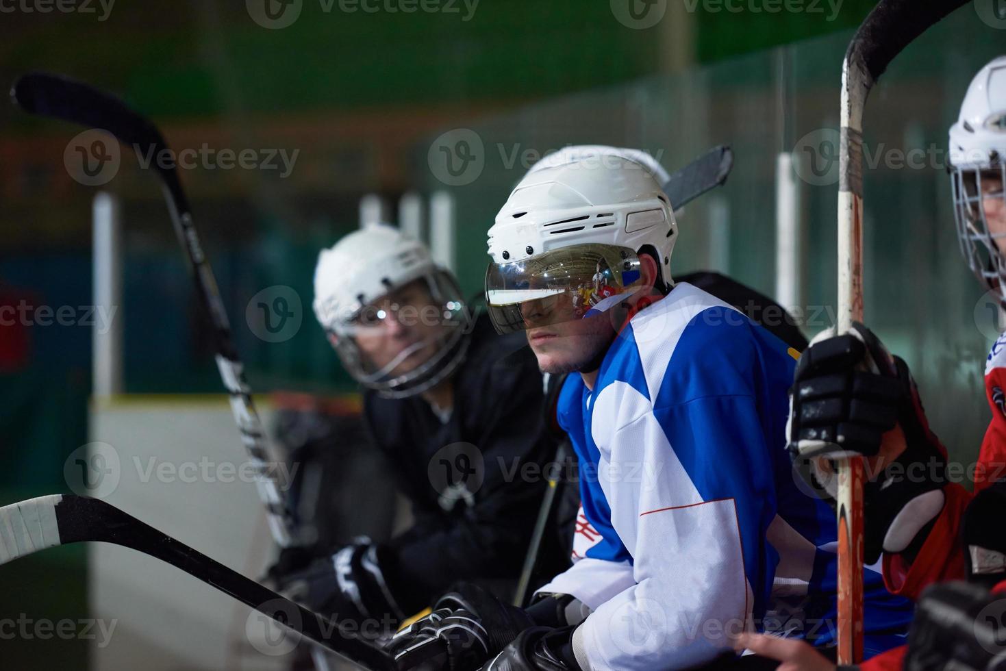 jugadores de hockey sobre hielo en el banco foto