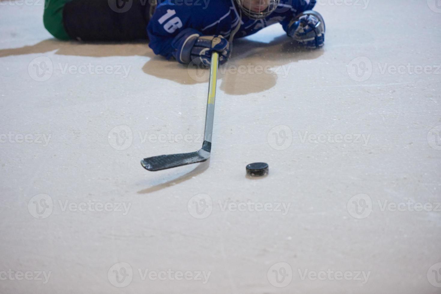 jugador de hockey sobre hielo en acción foto