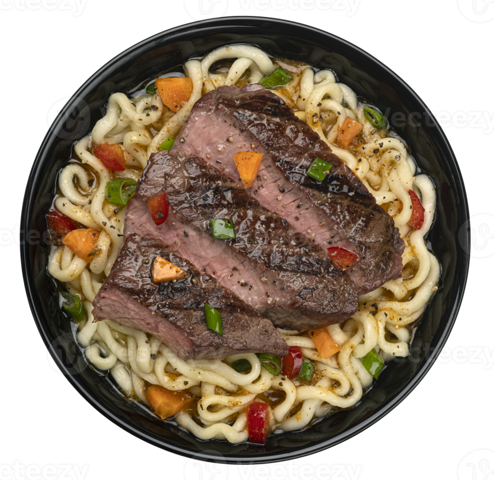 omedelbar spaghetti med grillad nötkött kött i svart skål isolerat, topp se png