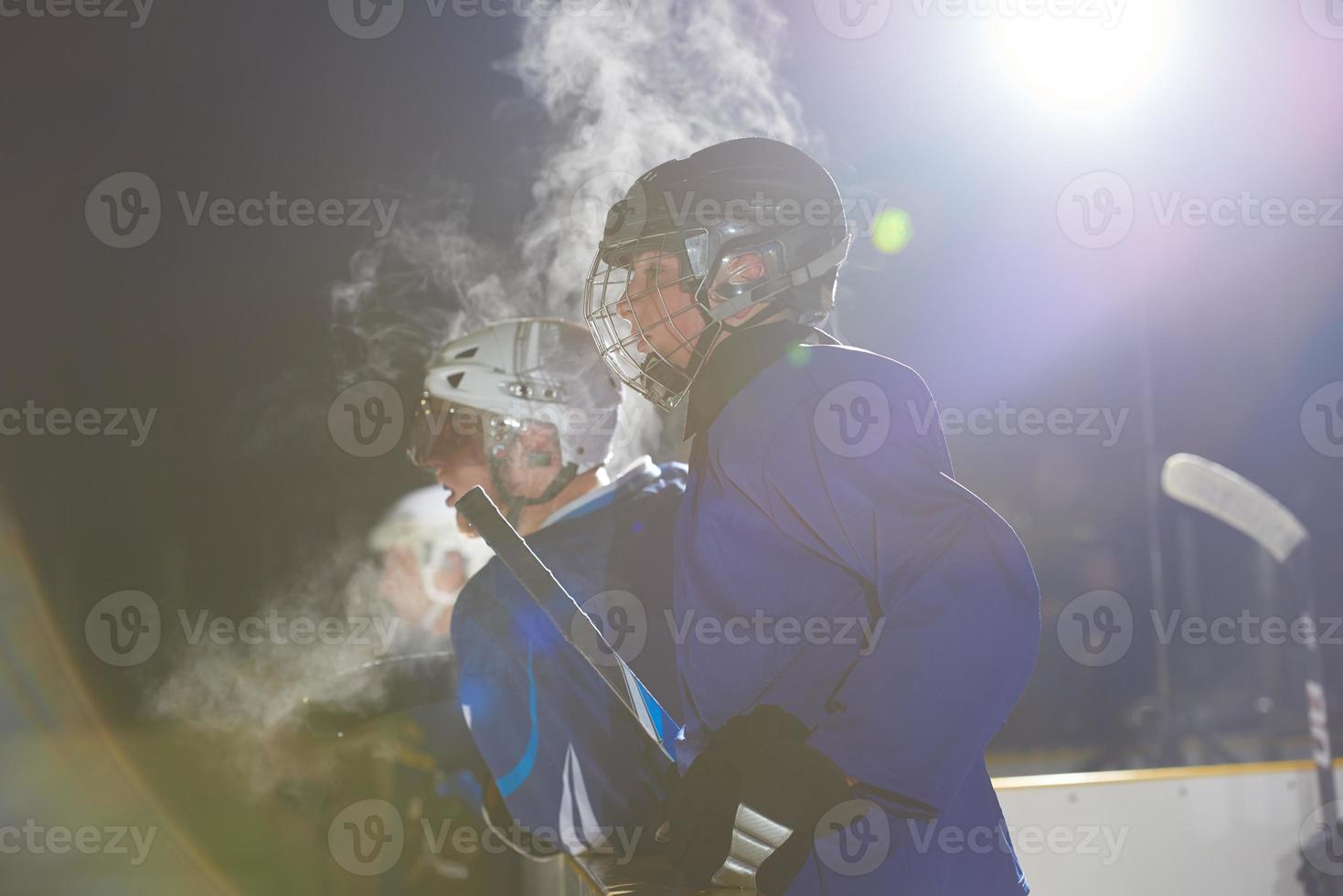 jugadores de hockey sobre hielo en el banco foto