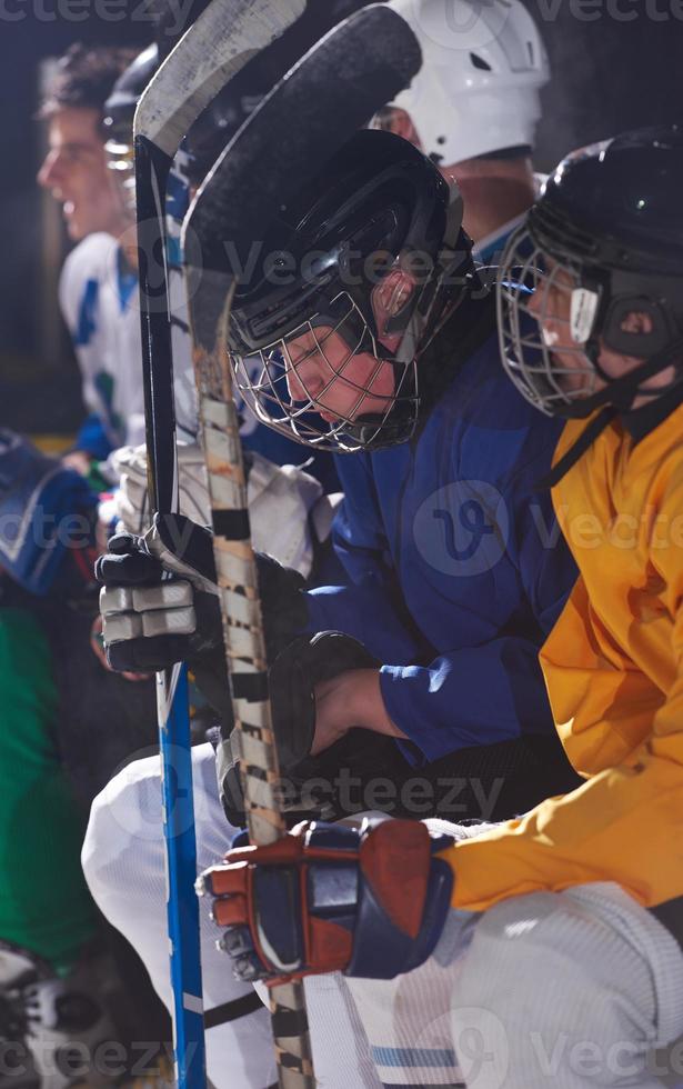 jugadores de hockey sobre hielo en el banco foto