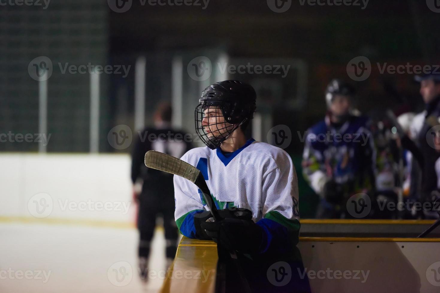 jugadores de hockey sobre hielo en el banco foto