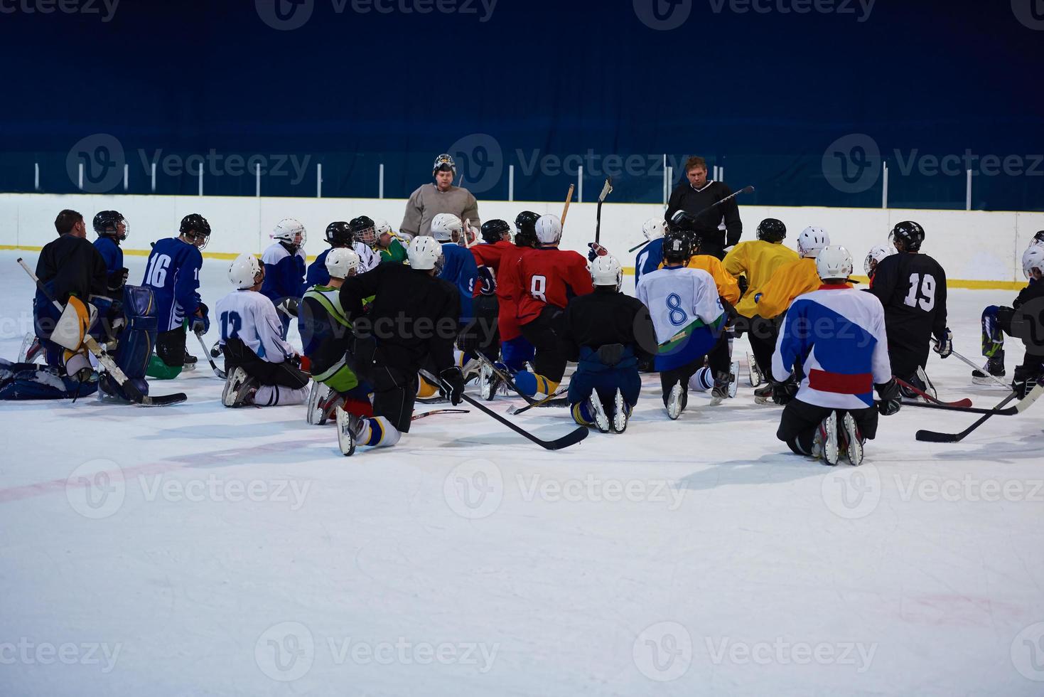 reunión del equipo de jugadores de hockey sobre hielo con el entrenador foto