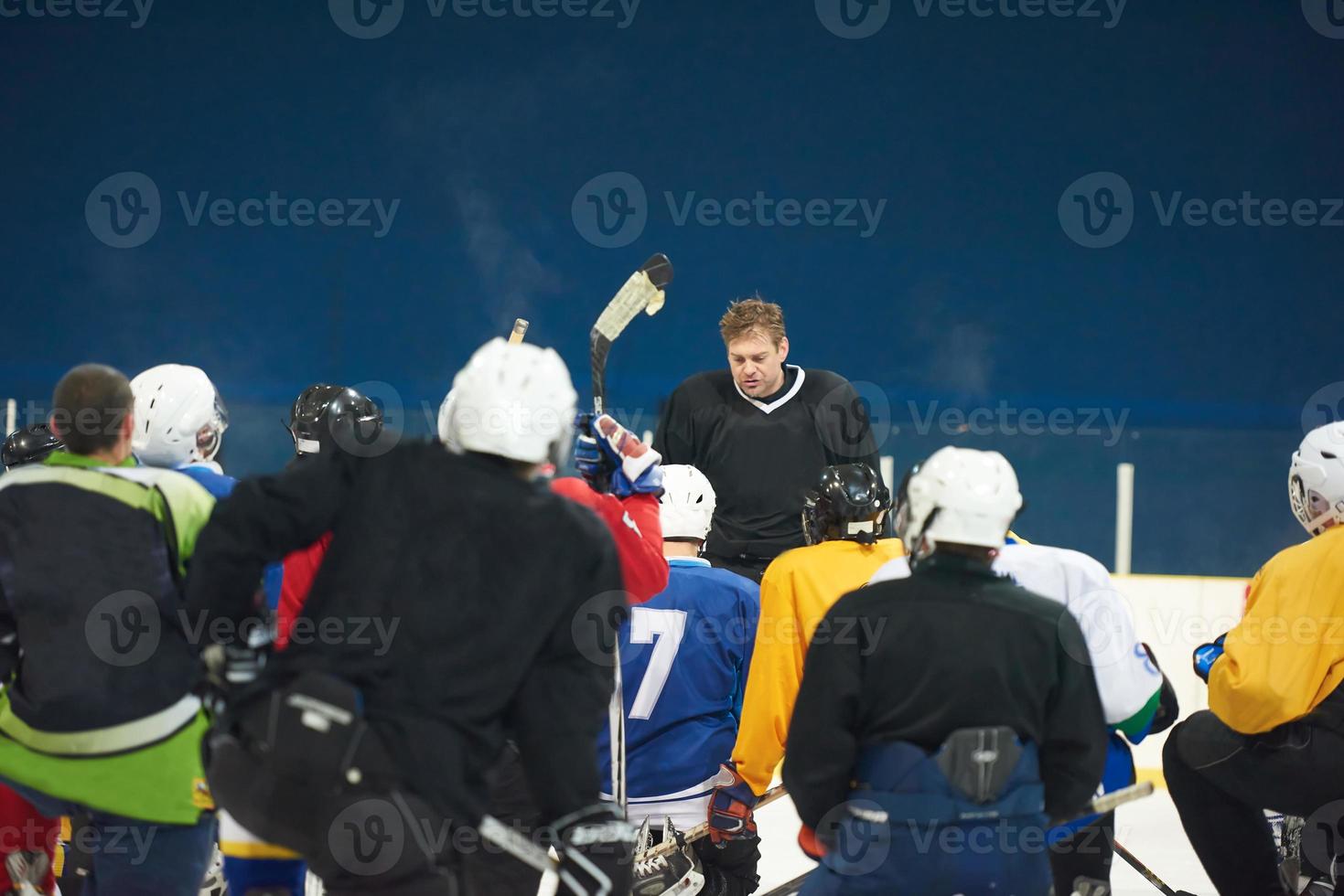 reunión del equipo de jugadores de hockey sobre hielo con el entrenador foto