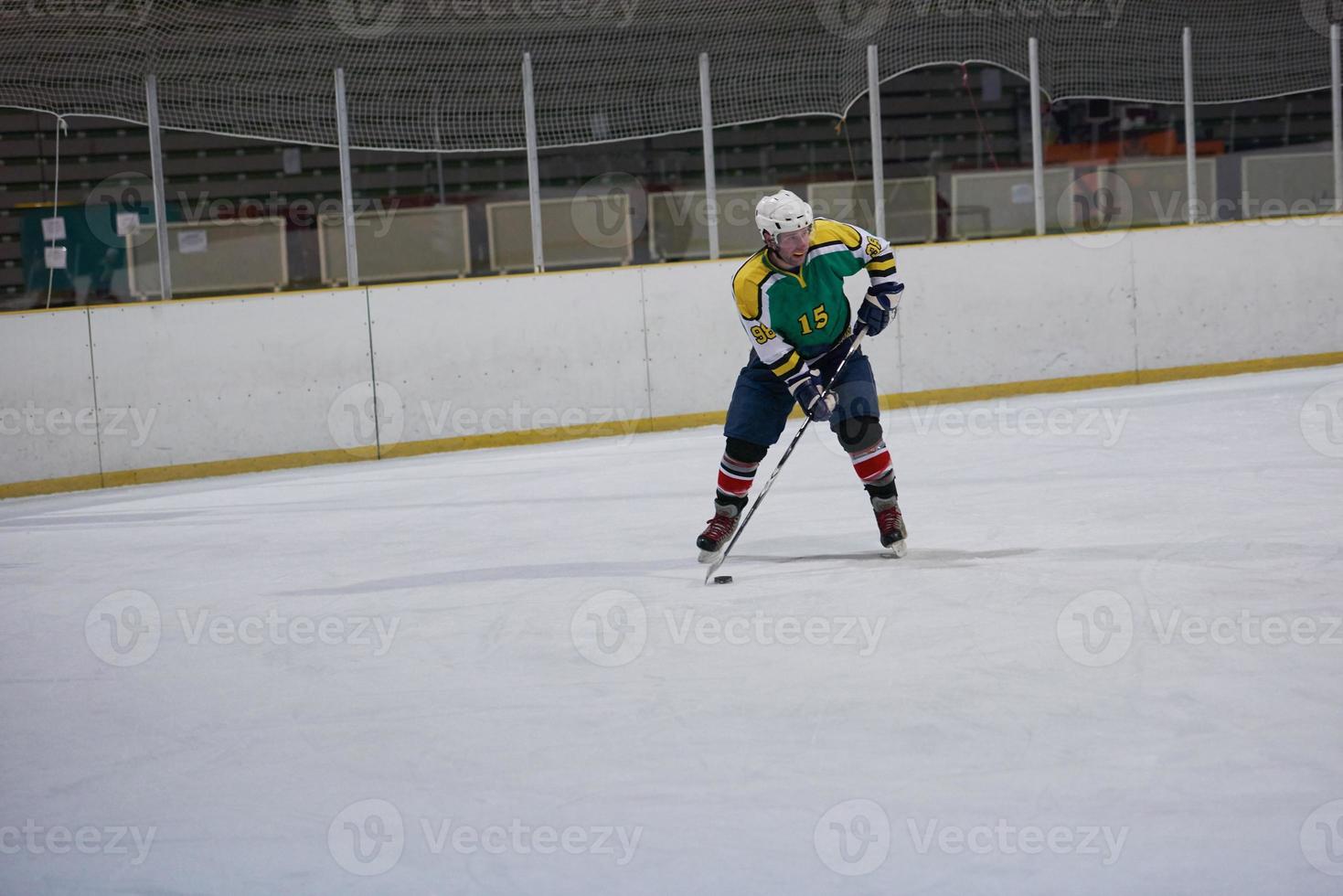 jugador de hockey sobre hielo en acción foto