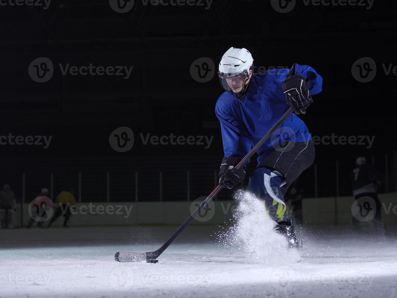 jugador de hockey sobre hielo en acción foto