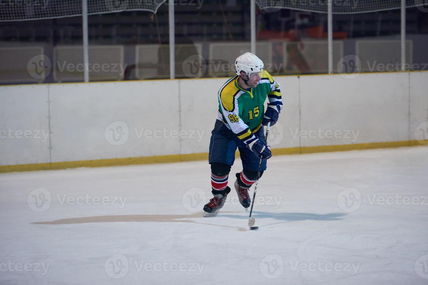 jugador de hockey sobre hielo en acción foto