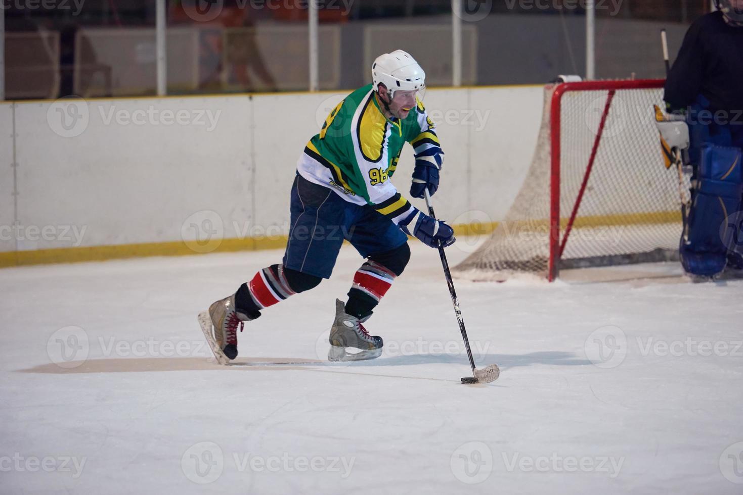 jugador de hockey sobre hielo en acción foto