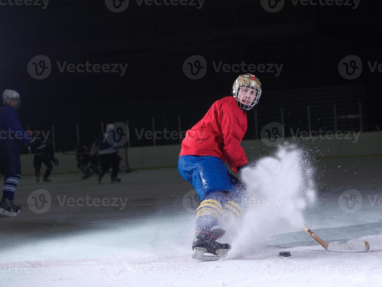 jugador de hockey sobre hielo en acción foto