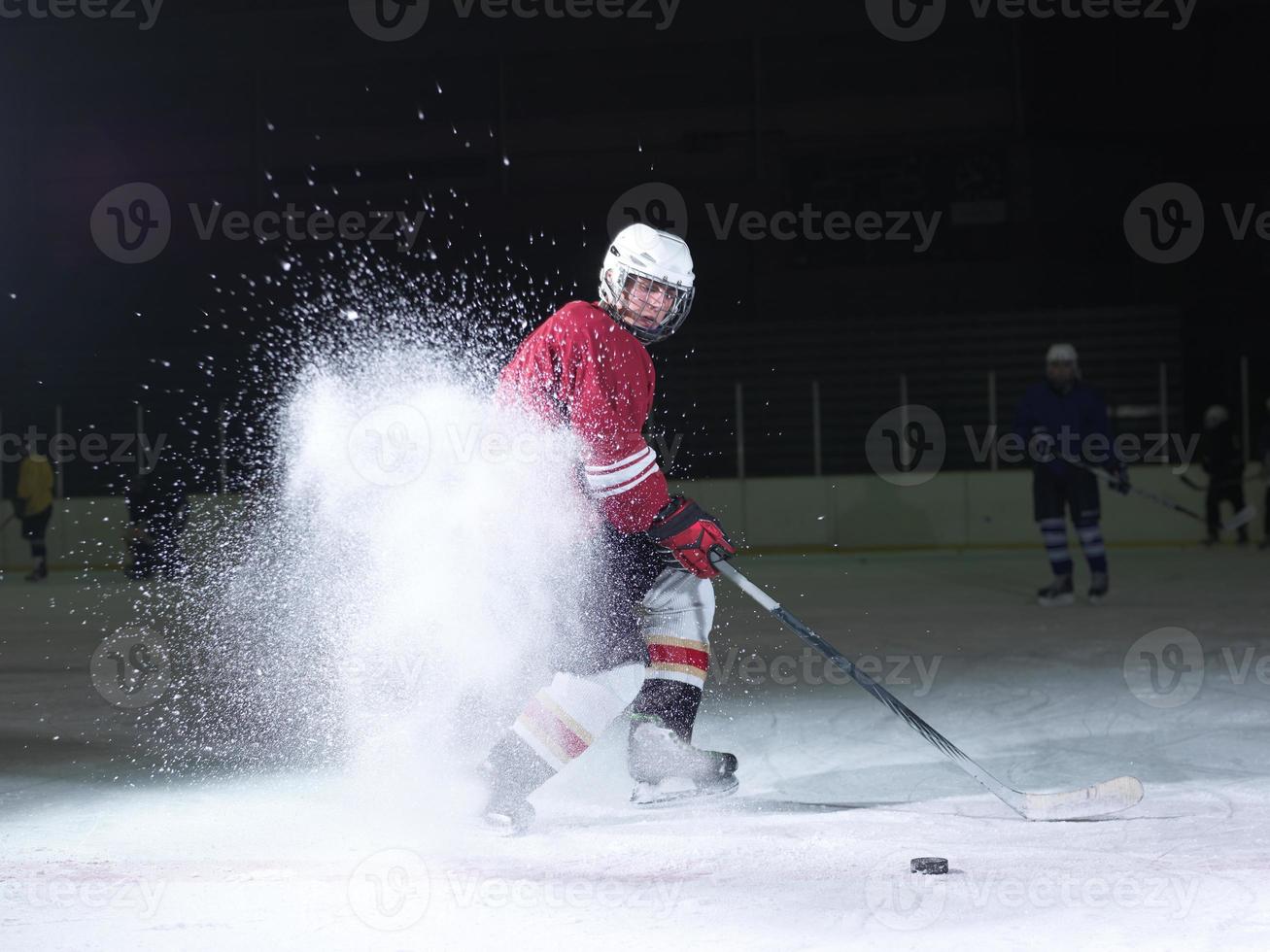 jugador de hockey sobre hielo en acción foto