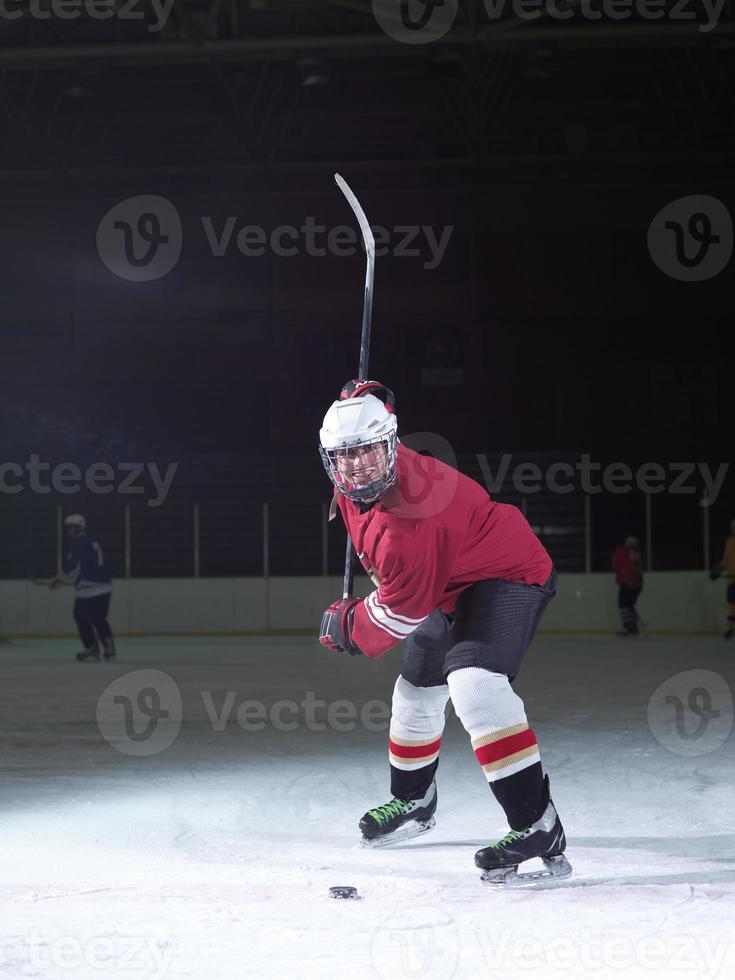 jugador de hockey sobre hielo en acción foto