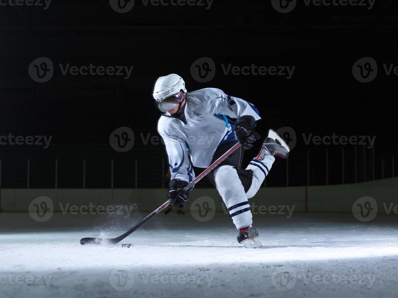 jugador de hockey sobre hielo en acción foto