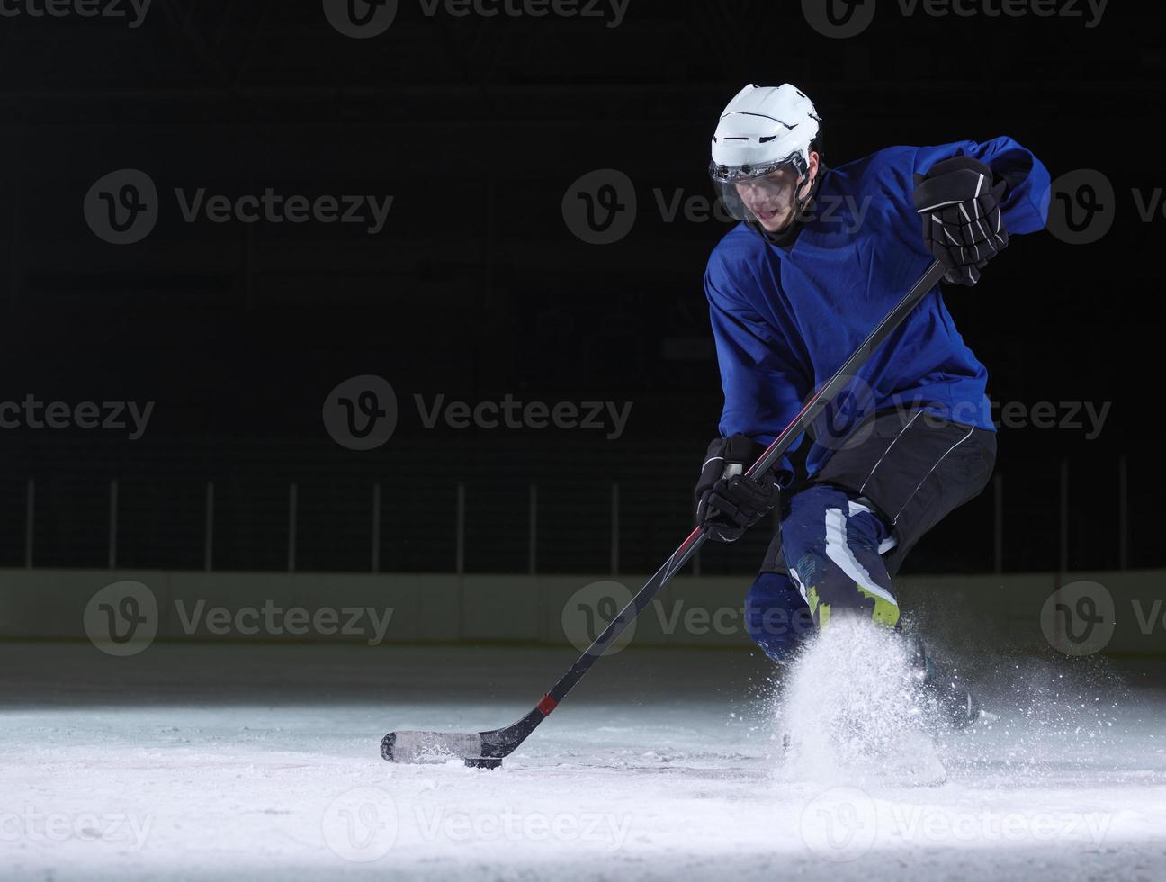 jugador de hockey sobre hielo en acción foto