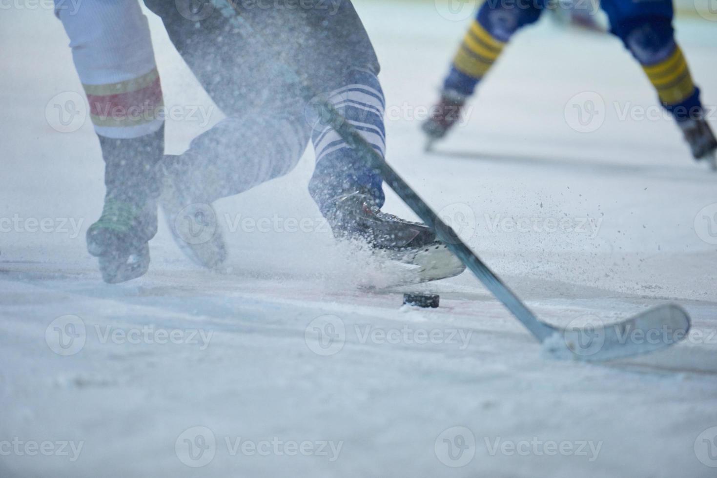 jugador de hockey sobre hielo en acción foto