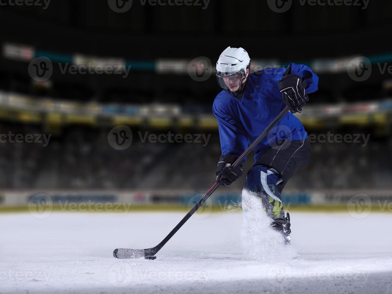 jugador de hockey sobre hielo en acción foto