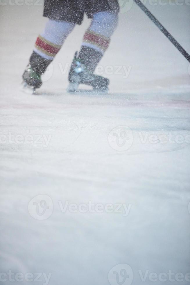 jugador de hockey sobre hielo en acción foto