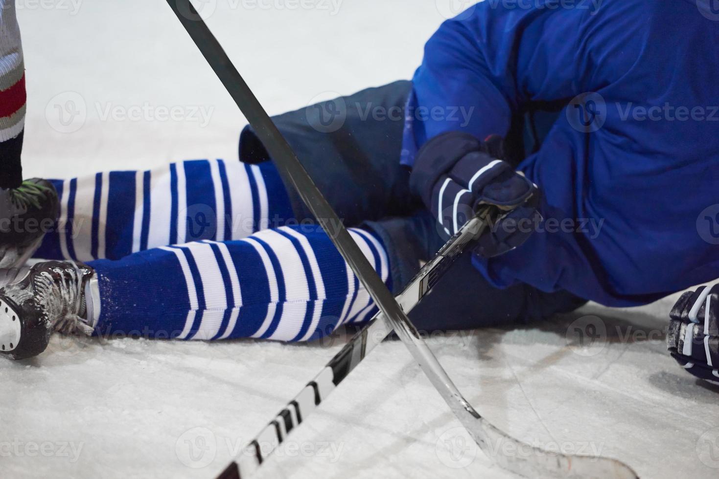 jugador de hockey sobre hielo en acción foto