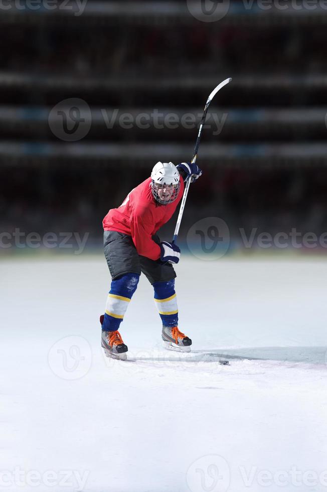 jugador de hockey sobre hielo en acción foto