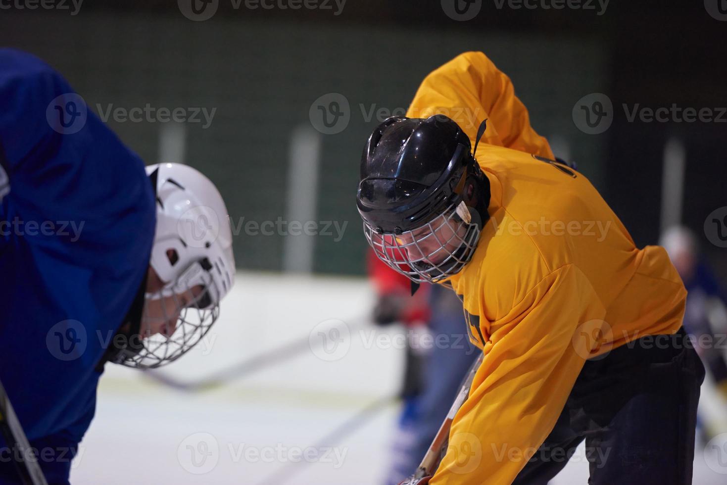 jugador de hockey sobre hielo en acción foto