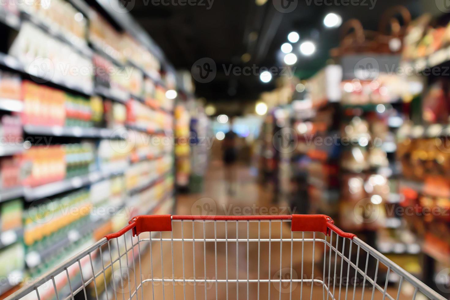 carrito de compras con pasillo de supermercado desenfoque de fondo abstracto foto