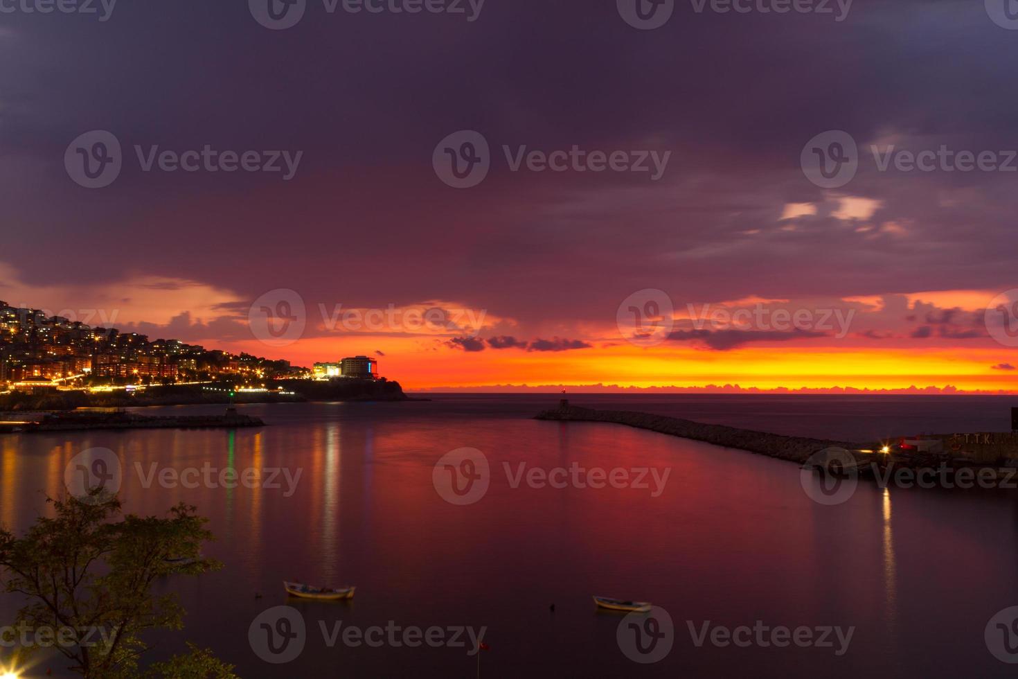 puesta de sol sobre el puerto de zonguldak foto