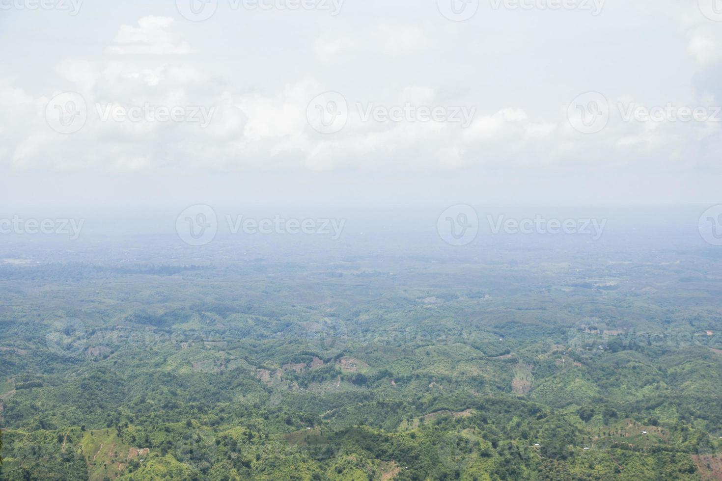 fotografía de vista aérea de paisaje montañoso con cielo nublado. clima brumoso y vista a la cima de la montaña con un dron. hermosa foto de la naturaleza de la pradera montañosa y el hermoso cielo. selva de colinas y campos verdes.