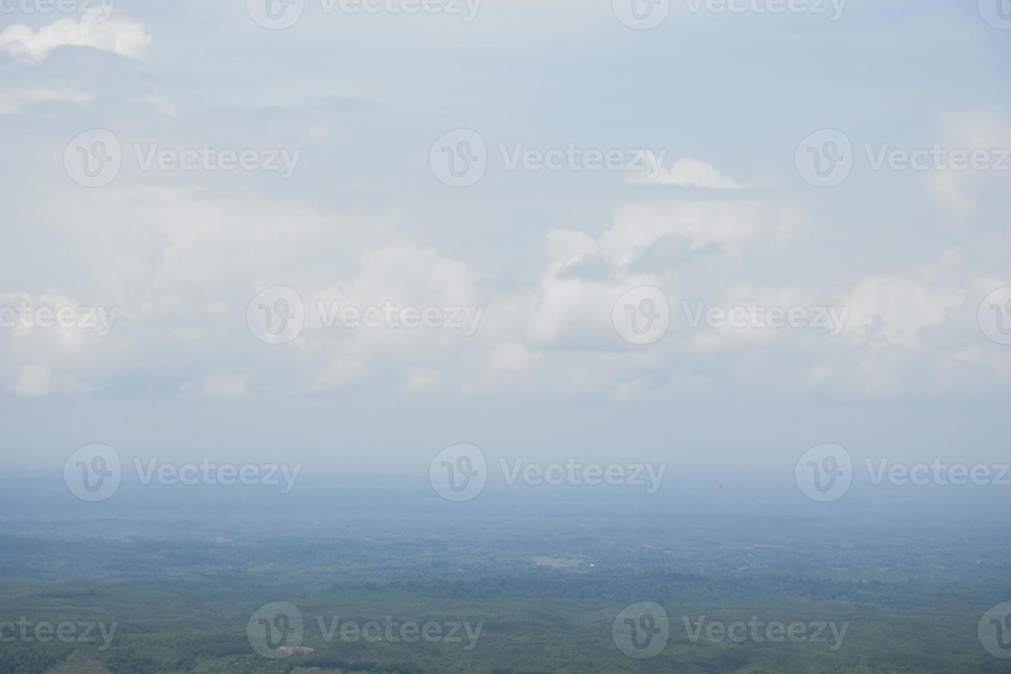 vista aérea del paisaje con un dron de pradera y horizonte de cielo nublado. hermosa vista natural de campos verdes y cielo. tiro de drone de clima brumoso de un área montañosa de la selva y el horizonte del cielo. foto