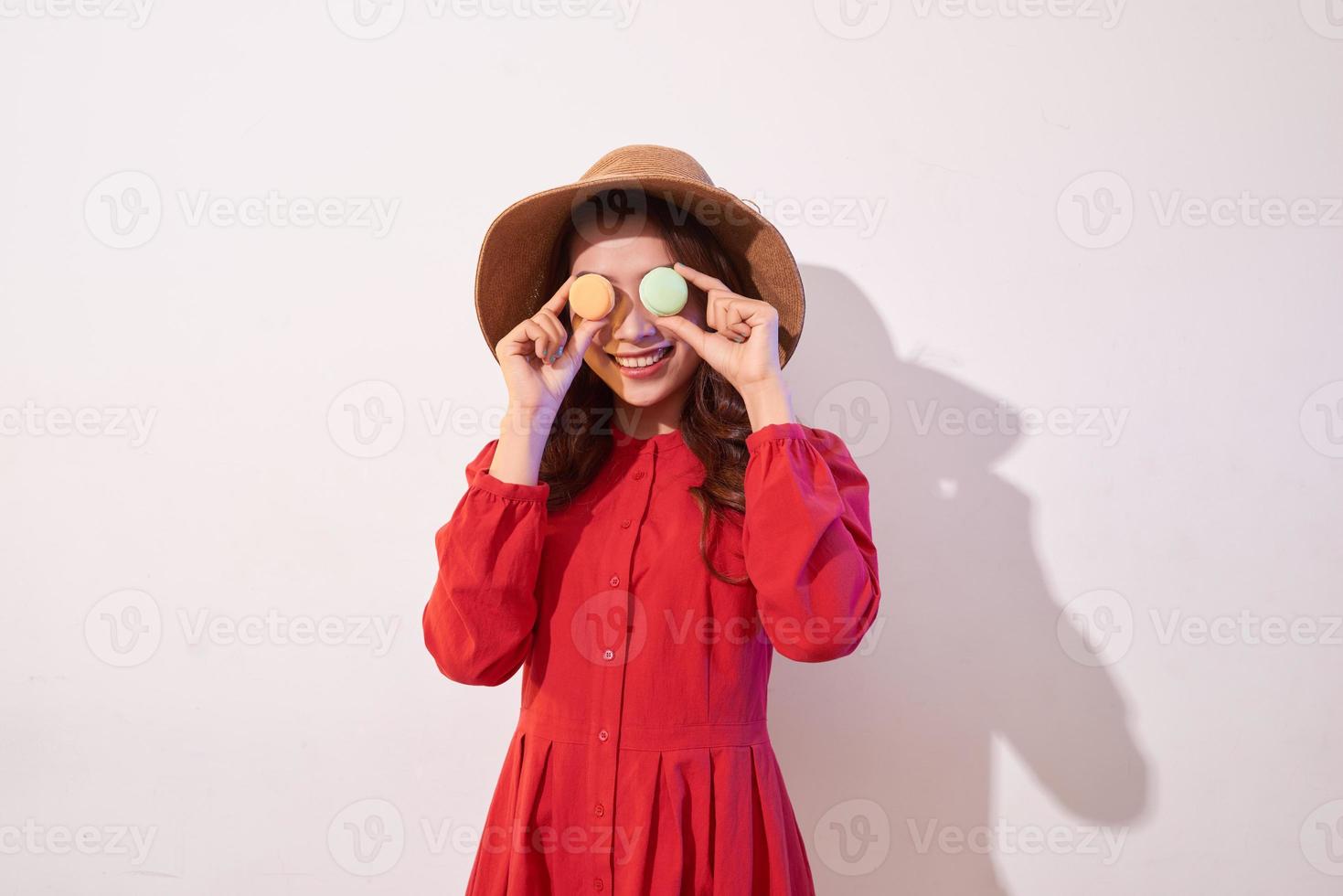 Happy girl plays with macaroons. photo