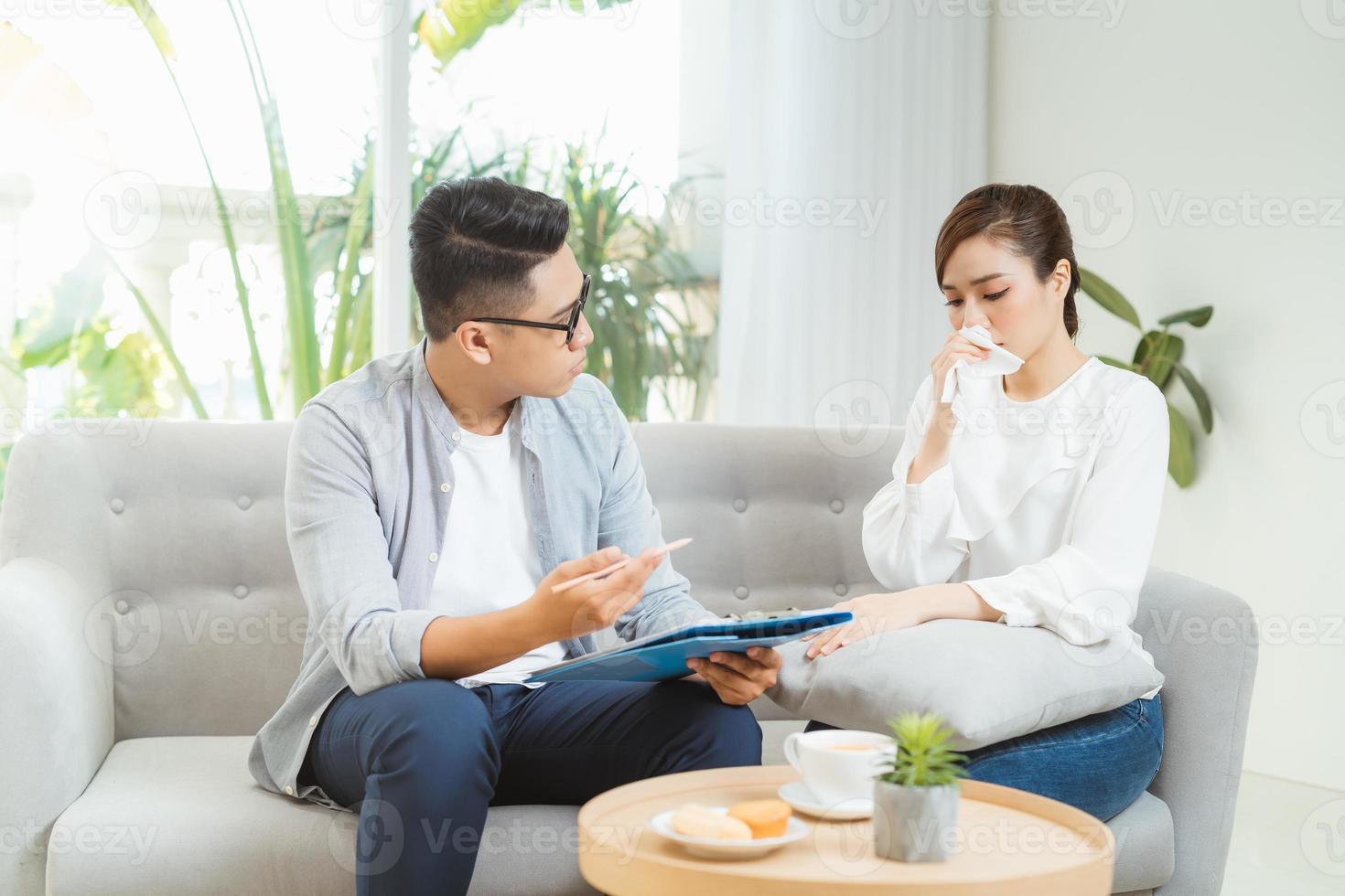 tratamiento psicologico psicólogo profesional ayudando a su paciente mientras tiene una sesión con él. foto