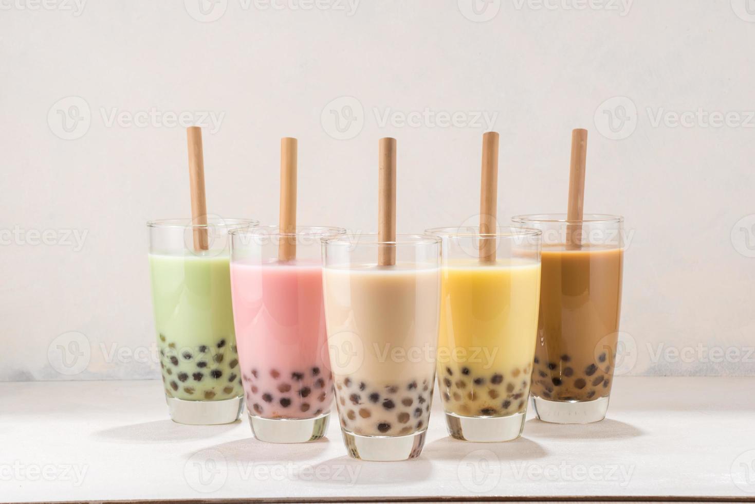 bebida tradicional de asia taiwán, vasos de buble de hielo o té de leche boba con paja sobre fondo blanco. foto