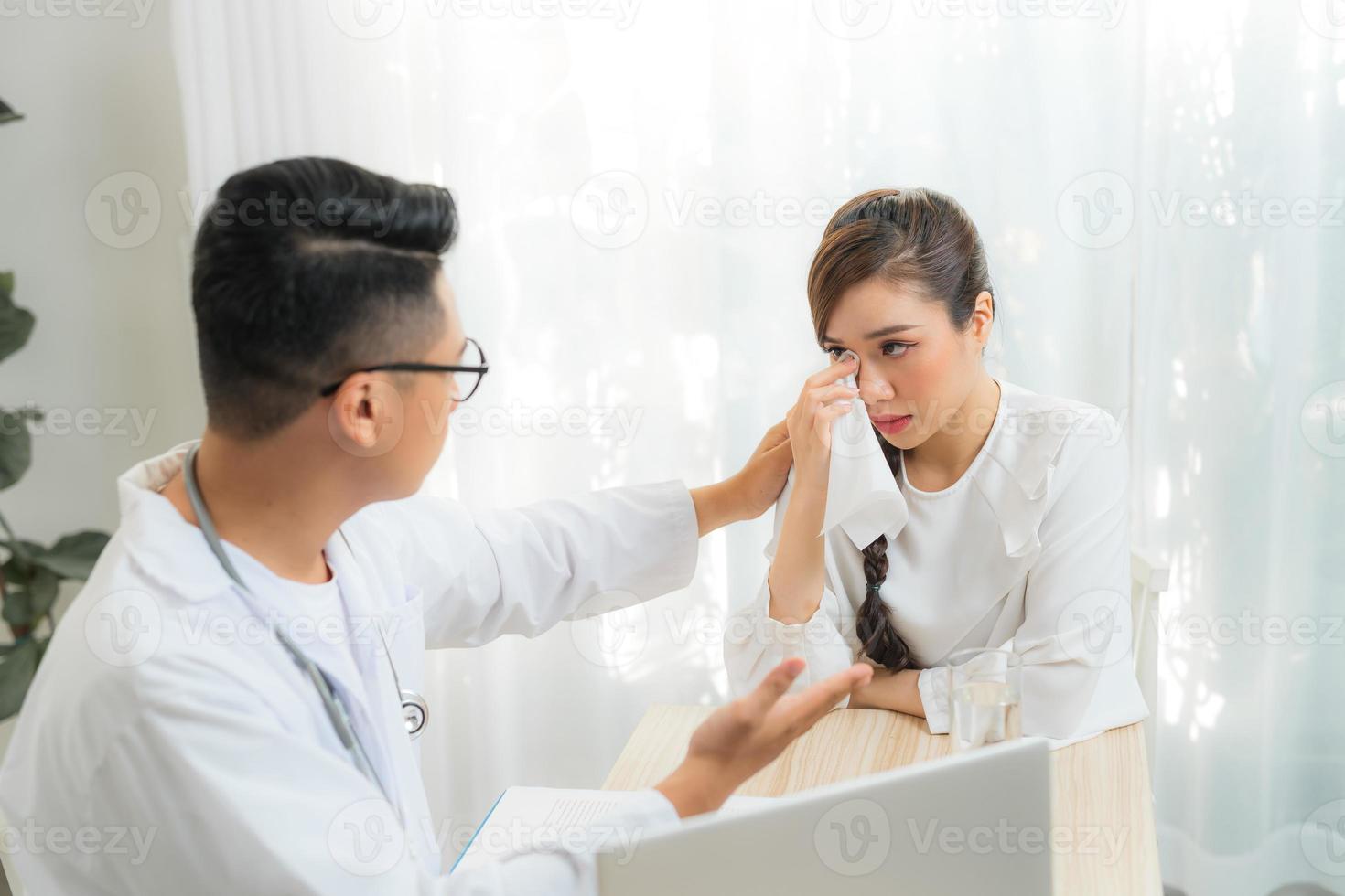 médico o psiquiatra que consulta y examina el diagnóstico de una paciente estresante con una enfermedad obstétrica - ginecológica femenina o de salud mental en una clínica médica o en un centro de servicios de atención de la salud del hospital foto