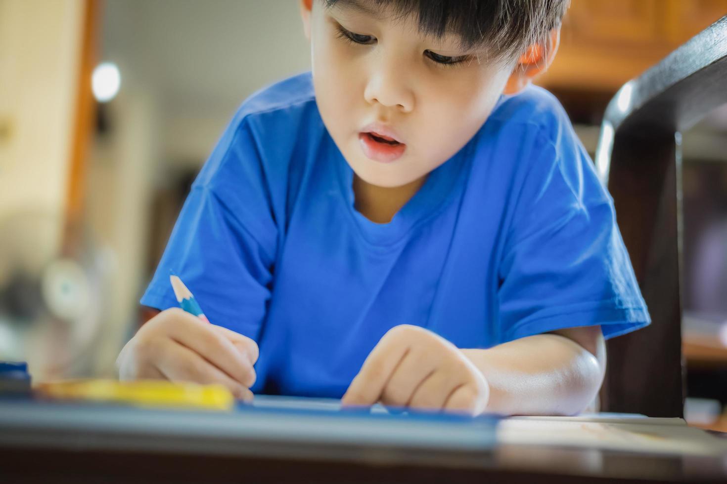 niños de jardín de infantes coloreando su tarea al maestro. foto