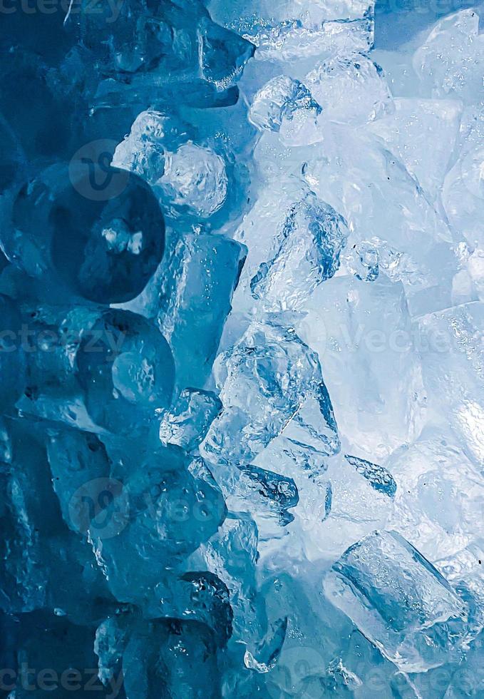 la forma del cubo de hielo se ha ajustado para agregar color, lo ayudará a refrescarse y lo hará sentir bien. fondo de hielo foto