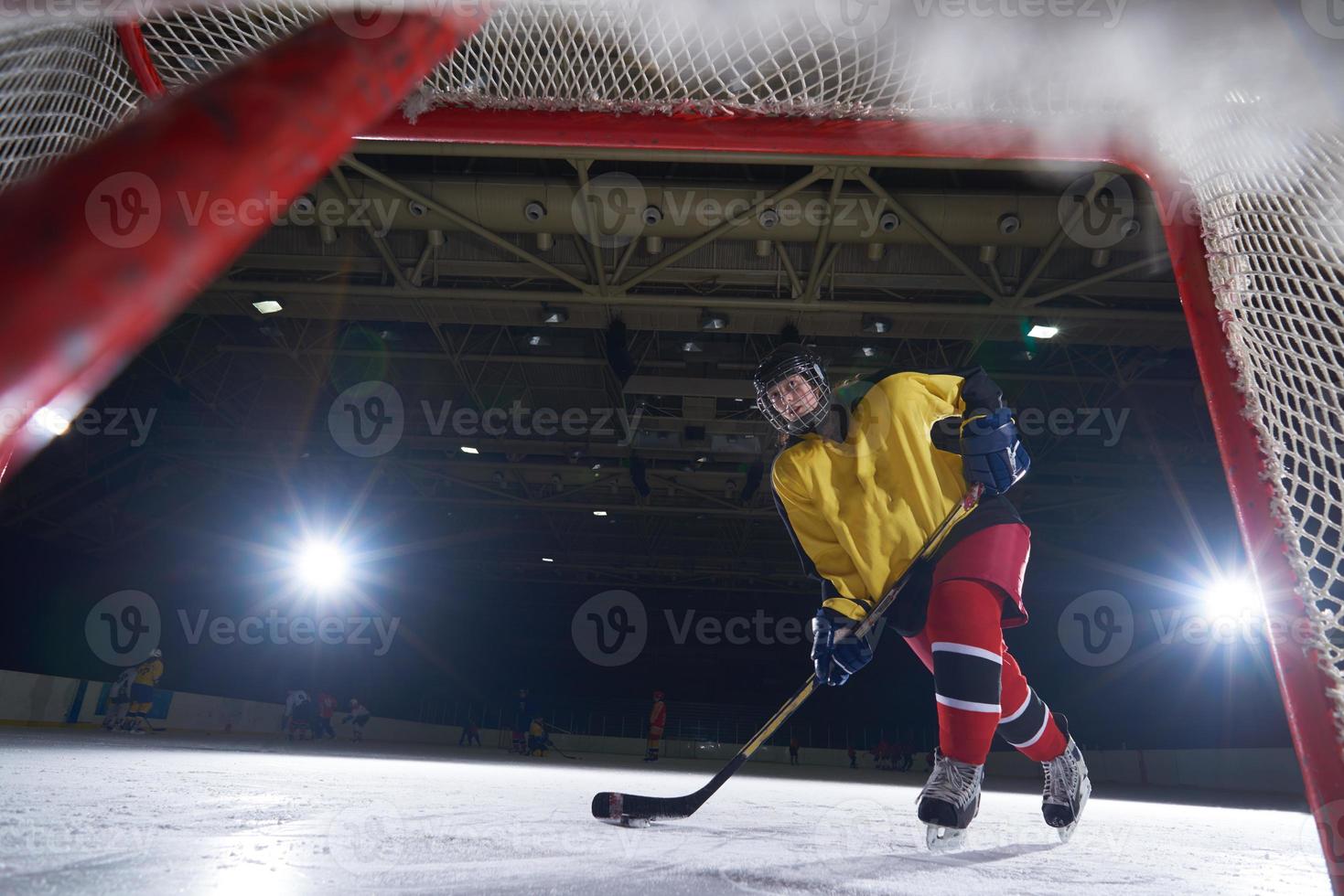 jugador adolescente de hockey sobre hielo en acción foto