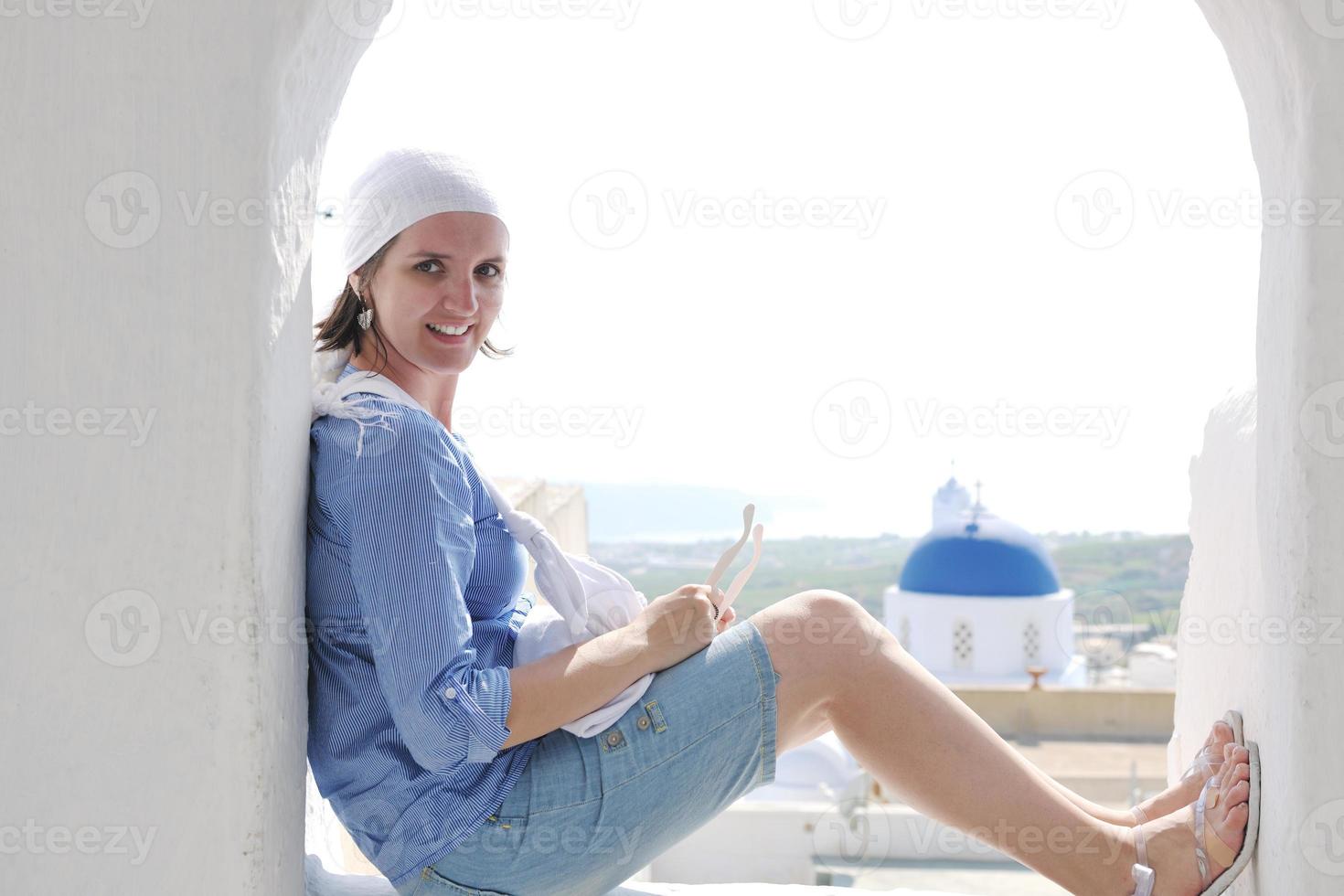 mujer griega en las calles de oia, santorini, grecia foto