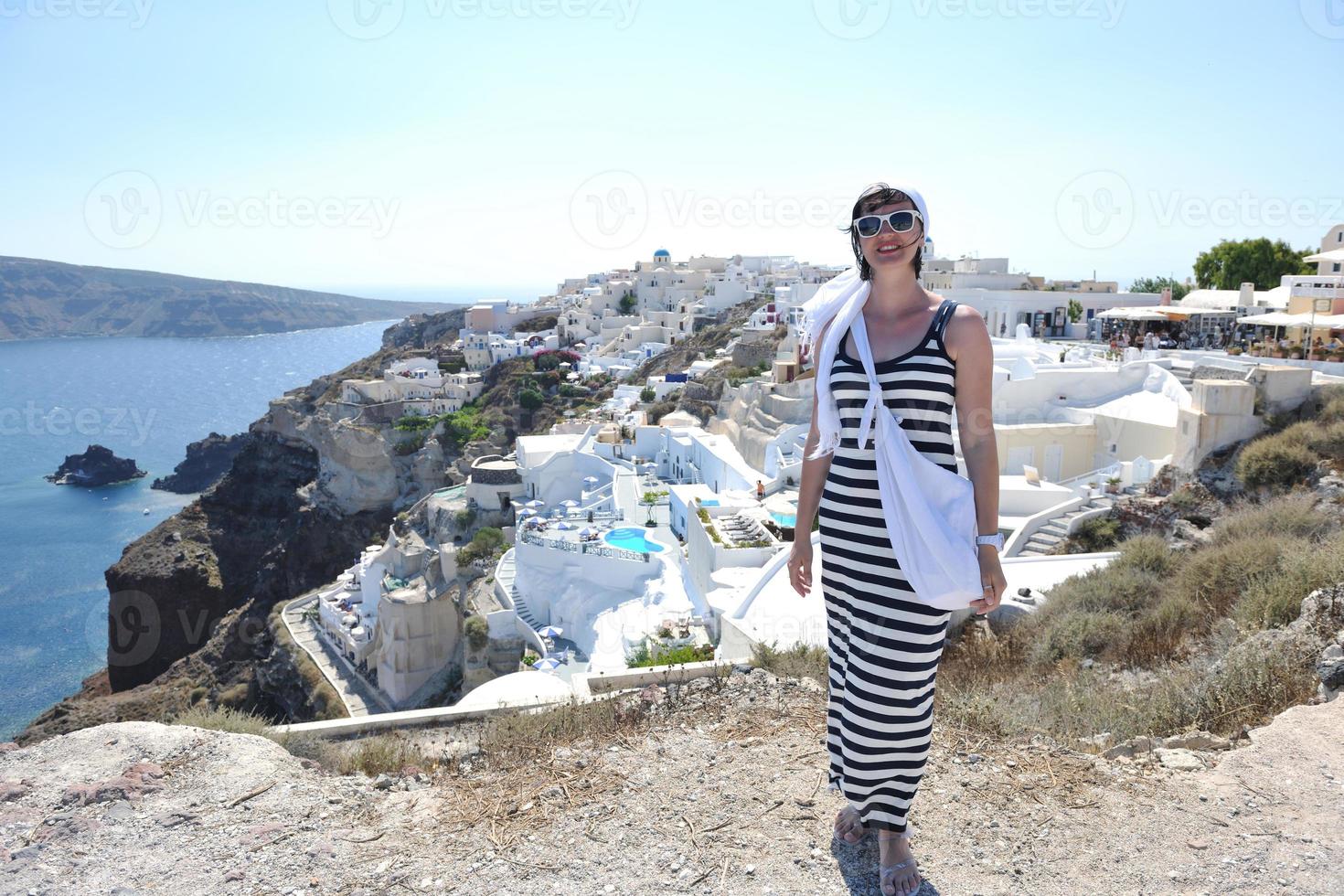 mujer griega en las calles de oia, santorini, grecia foto