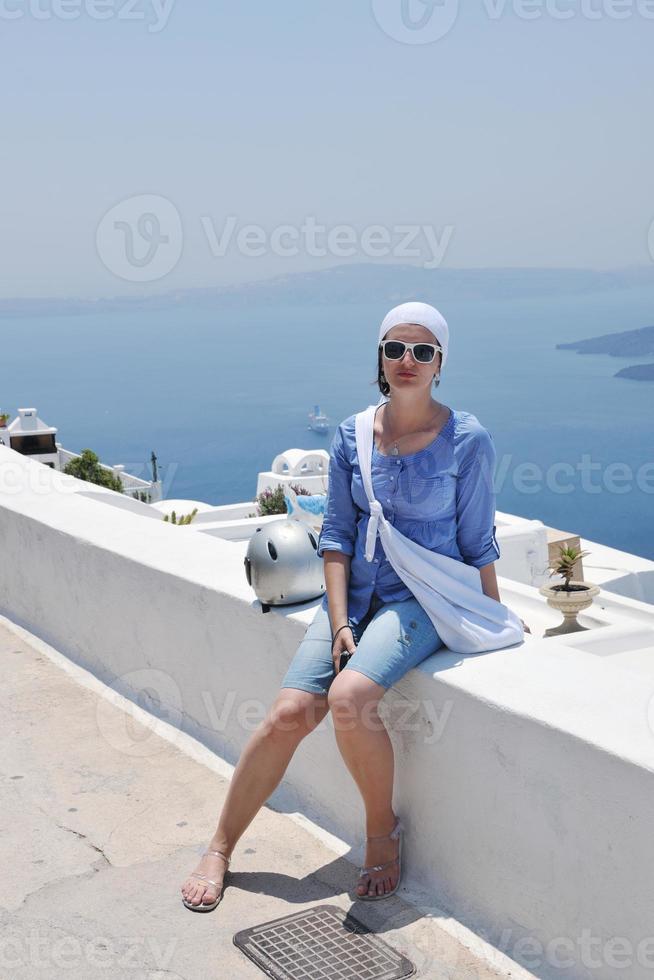 mujer griega en las calles de oia, santorini, grecia foto