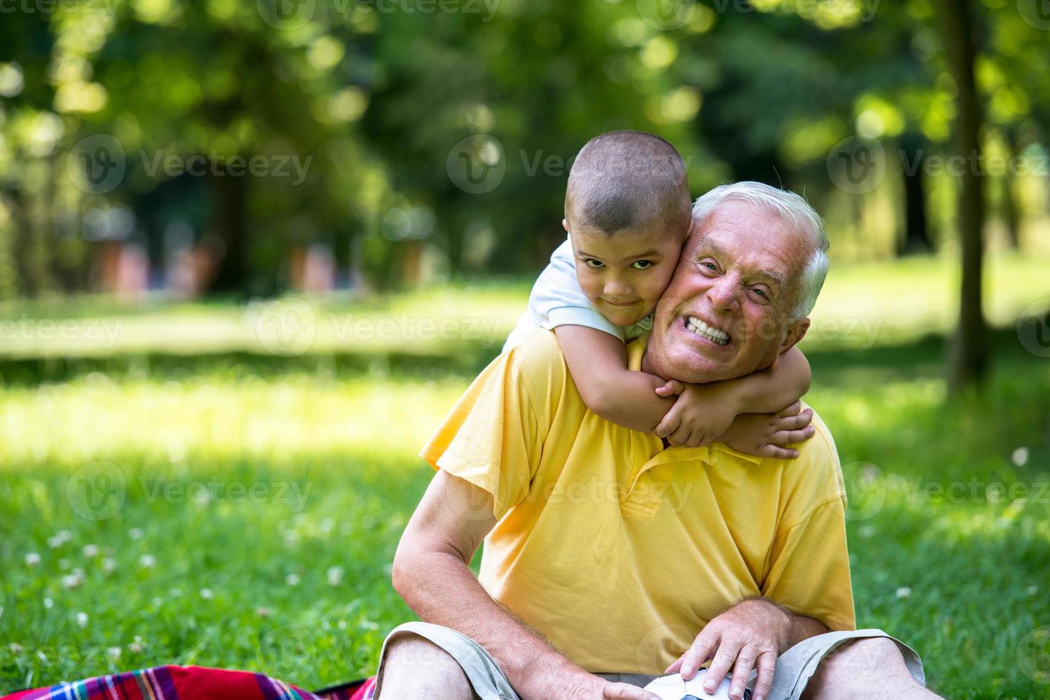 el abuelo y el niño se divierten en el parque foto