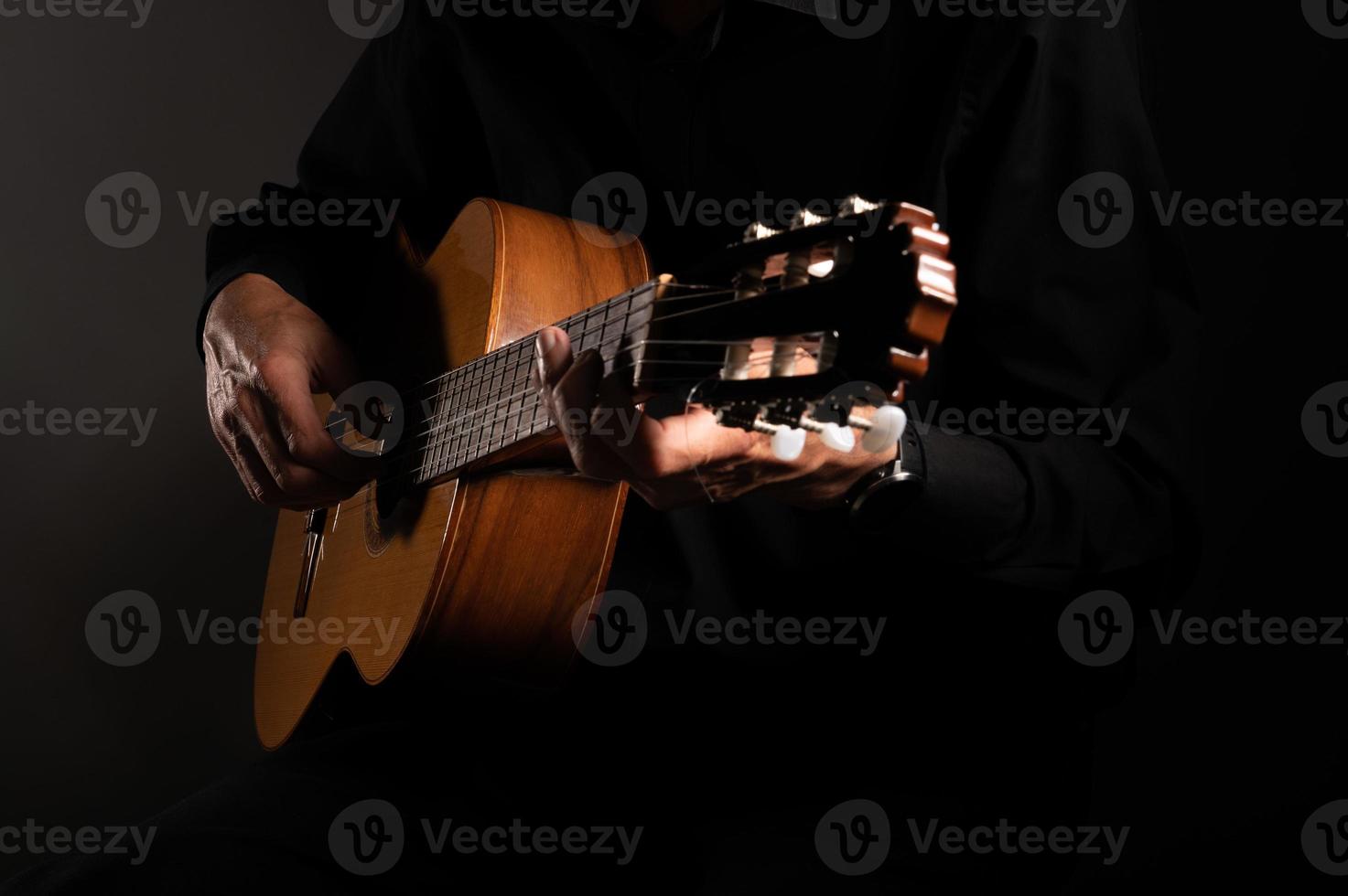 guitarra clásica y manos del guitarrista foto