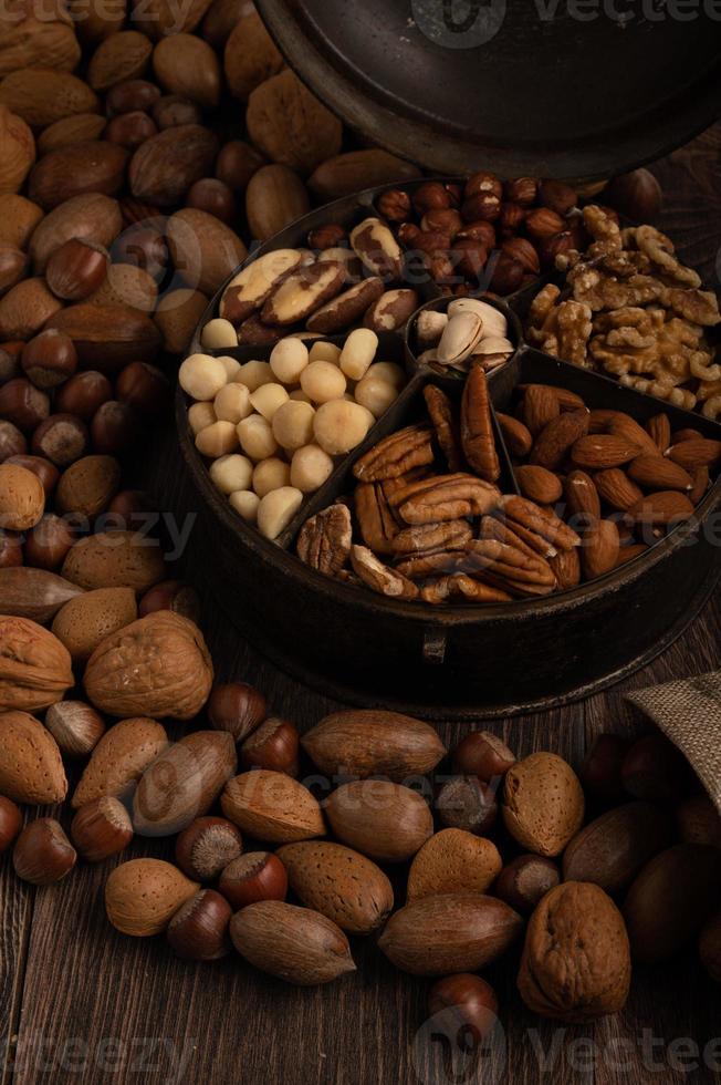 nueces mixtas en un recipiente de estaño foto