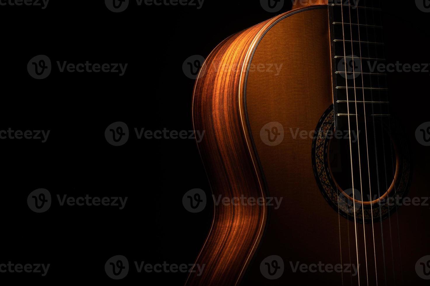 guitarra clásica sobre un fondo negro con espacio de copia foto